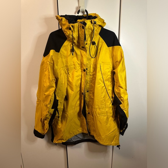 VINTAGE WOMENS MOUNTAIN HARDWEAR JACKET - Picture 3 of 9